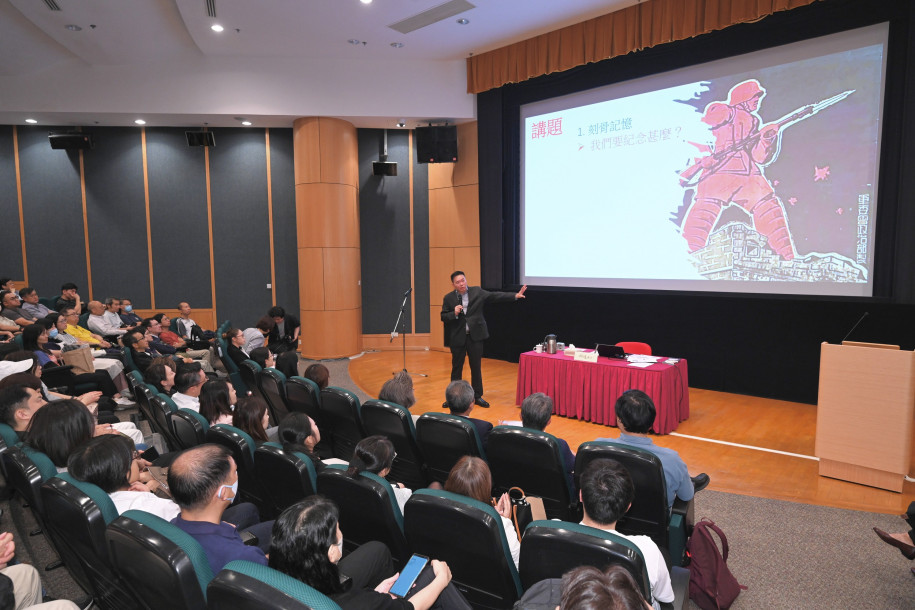 The Executive Director of the Academy of Chinese Studies, Dr Yau Yat, delivering a talk