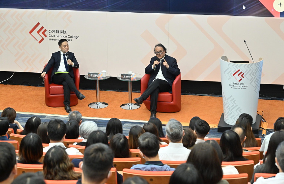 图示主讲的中国文学艺术界联合会副主席高世名教授（右）在问答环节回答提问