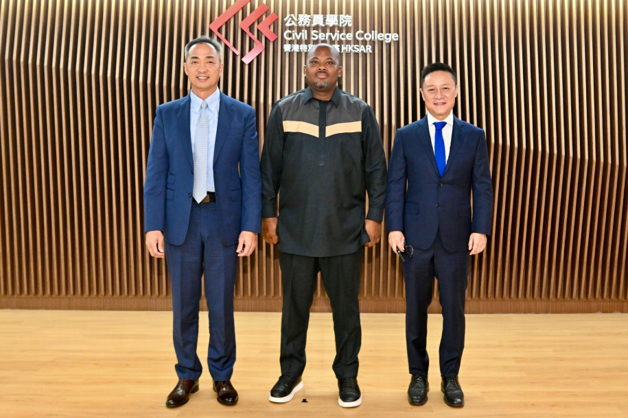 圖示（左起）公務員學院院長郭蔭庶、主講的南非約翰尼斯堡大學公共政策與非洲研究中心主任Busani Ngcaweni教授及復旦大學中國研究院諮詢委員會主任李世默