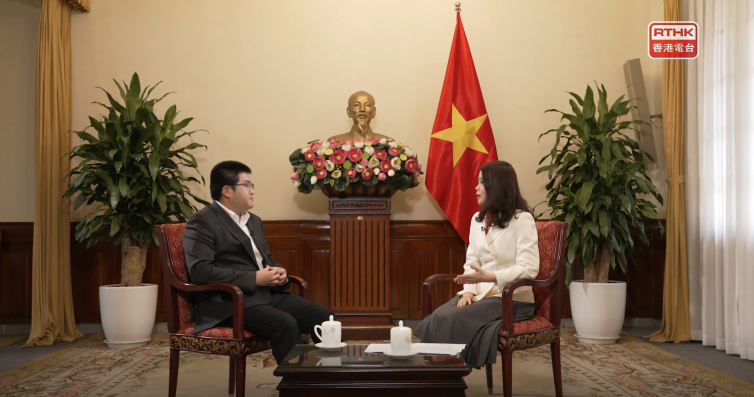 访问越南外交部副部长