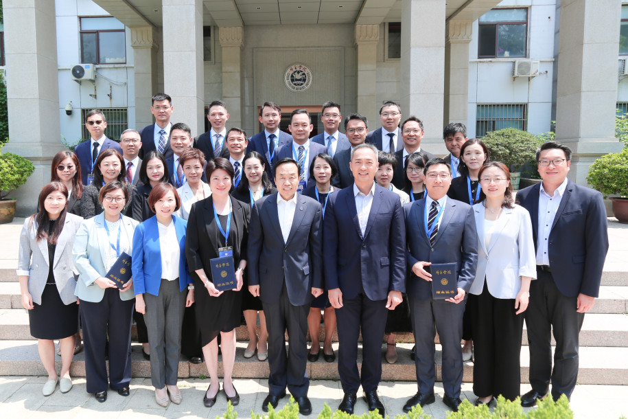 與正在外交學院上課的「國際關係與中國外交課程」學員合照