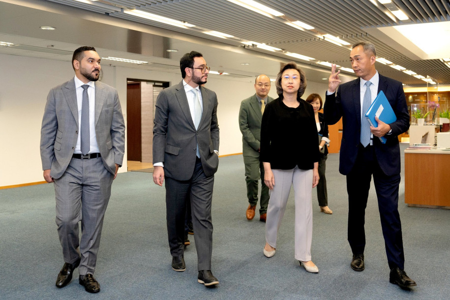 During the visit, the two sides took a group photo at the Civil Service College