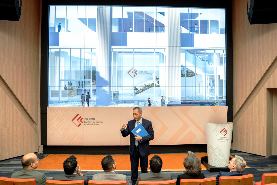Mr Oscar Kwok, Head of the Civil Service College, gives a preview of the new College building to the delegation, which features professional and diversified facilities designed to create a motivating and stimulating learning environment for civil servants.